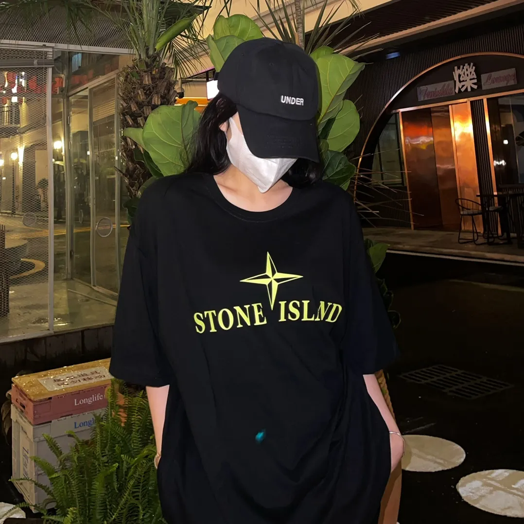 W628#P110💰 [Stone lsland/Stone Island summer new chest darts English printed pattern short-sleeved T-shirt] ⚠️[Original creation, high control of details] Made of 260 grams of combed cotton, 32-count double yarn, soft and comfortable to the touch, sweat-absorbent and breathable. -Simple basic and versatile style, original quality, the first choice for couples. -Made by a large factory, four needles and five threads on the shoulder, neat routing, high quality workmanship. -Same style for men and women. Very versatile, one piece for everyone, details are clearly visible. Color: Black White Size: M L